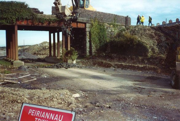 Chwalu pont reilffordd Ffordd yr Orsaf, Penygroes